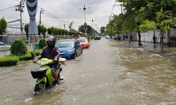 น้ำหนุนเอ่อท่วม ถ.นนทบุรี 1 ตร.แนะเลี่ยงเส้นทางช่วงเย็นนี้