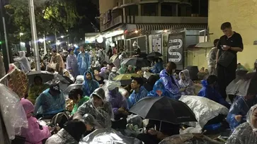 ฝนตกหนักสนามหลวง แต่ประชาชนไม่ท้อ รอร่วมพระราชพิธีฯ