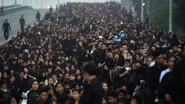 ประมวลภาพ ค่ำคืน สู่เช้าตรู่ วันสำคัญของหัวใจคนไทยทั้งประเทศ