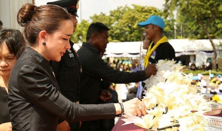 ศรราม-นิโคล ร่ำไห้ร่วมพิธีถวายดอกไม้จันทน์ พระราชพิธีฯ