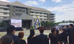 ประชาชนร่วมพิธีถวายดอกไม้จันทน์ ณ พระเมรุมาศจำลองและจุดวางดอกไม้จันทน์ใกล้บ้าน