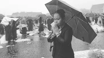 ตุ๊กกี้ ชิงร้อยฯ ไปสนามหลวงด้วยใจ ตากฝนส่งเสด็จสู่สวรรคาลัย
