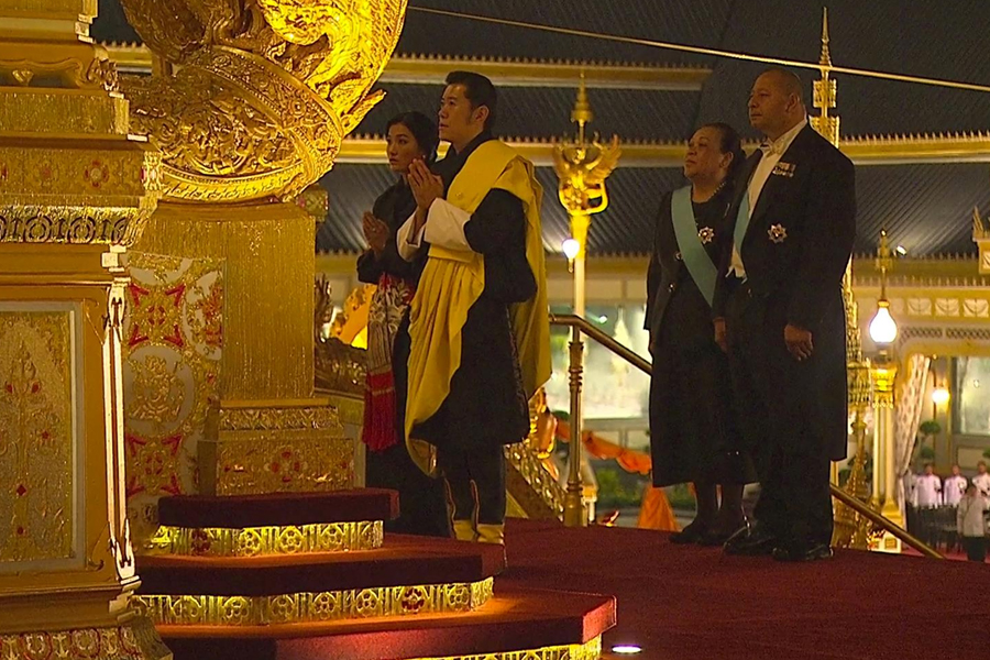 เฟซบุ๊คราชวงศ์ภูฏาน โพสต์ภาพกษัตริย์จิกมีถวายพระเพลิงพระบรมศพ ในหลวง ร.9