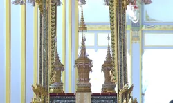 ช่างสิบหมู่เผยแบบพระโกศพระบรมอัฐิ ในหลวงรัชกาลที่ 9