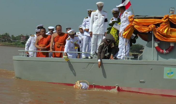 วัดพระธาตุพนม ลอยเถ้าดอกไม้จันทน์กลางน้ำโขง ส่งเสด็จสู่สวรรคาลัย