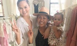 น่ารักจัง Chrissy Teigen สอนลูกสาวให้พูดคำว่า "ยาย"