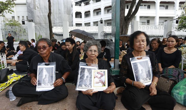 “ยังทำใจไม่ได้” ความในใจวันสุดท้าย ที่ชาวไทยส่งไปถึงพ่อหลวง