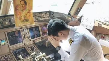 ลูกเรือการบินไทย กราบถวายอาลัยรัชกาลที่ 9 บนเครื่องบิน