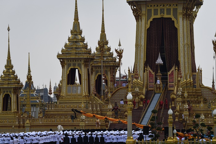 เจ้าพนักงานอัญเชิญพระบรมโกศขึ้นประดิษฐานบนพระจิตกาธาน