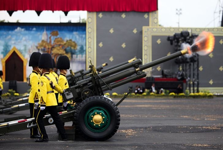 ทหารปืนใหญ่ยิงปืนใหญ่ถวายพระเกียรตินาทีละ 1 นัด ก่อนที่พระบรมโกศจะขึ้นประดิษฐานบนพระจิตกาธาน