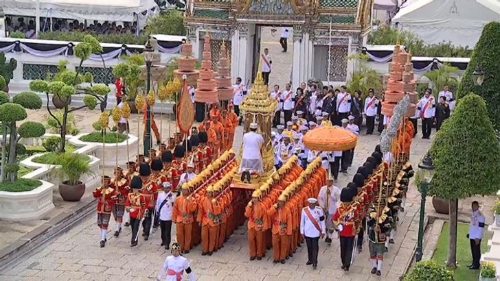 ริ้วขบวนอัญเชิญพระโกศพระบรมอัฐิไปยังพระที่นั่งจักรีมหาปราสาท