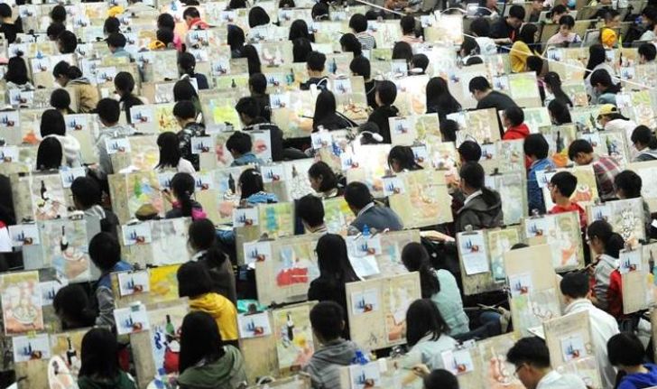 แน่นเอี๊ยด! นักเรียนจีนนับหมื่นคนซ้อมสอบศิลปะ ก่อนลงสนามจริง