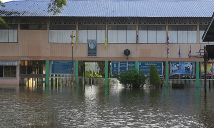 หลายโรงเรียนในปทุมธานีน้ำท่วมเลื่อนการเปิดเรียน