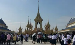 ประชาชนหลั่งไหลชม นิทรรศการพระเมรุมาศ เปิดวันแรก