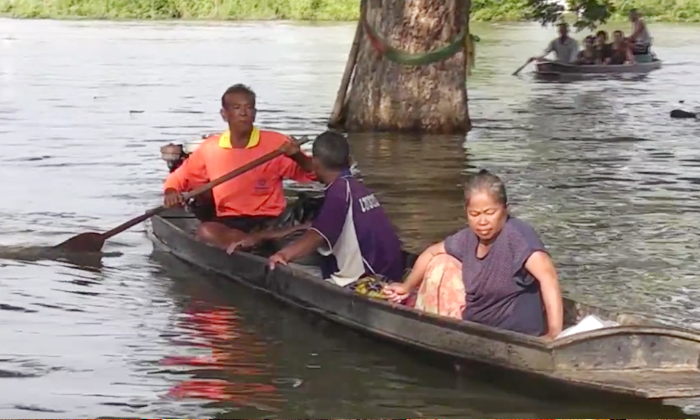 พิจิตรน้ำยังท่วมสูง นำศพแม่เฒ่าลงเรือไปวัดอย่างทุลักทุเล