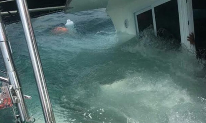 นาทีระทึก! จนท.กู้ชีวิตนักท่องเที่ยวเรือล่มกลางทะเลพัทยา