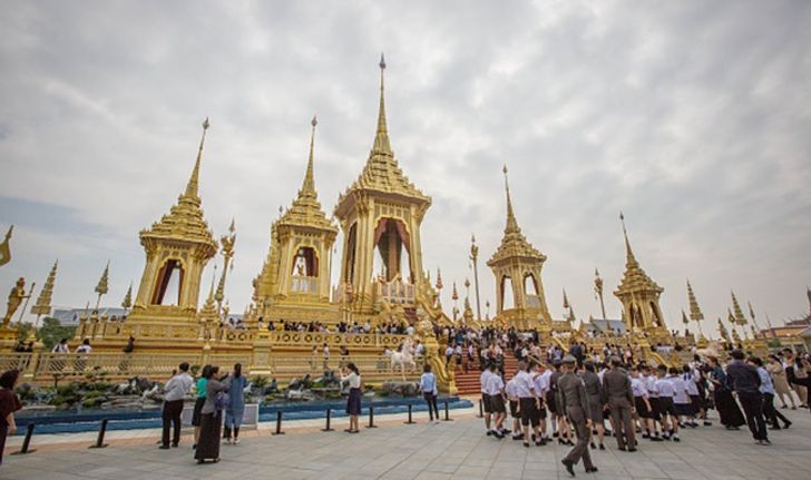 มองสถานะของ “พระเมรุมาศ” ผ่านดรามา “ถ่ายรูปชูสองนิ้ว”