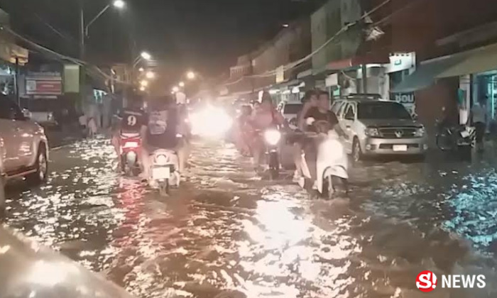 น้ำท่วมเมืองเพชรบุรีเข้าขั้นวิกฤต น้ำท่วมทะลักมาตามท่อ