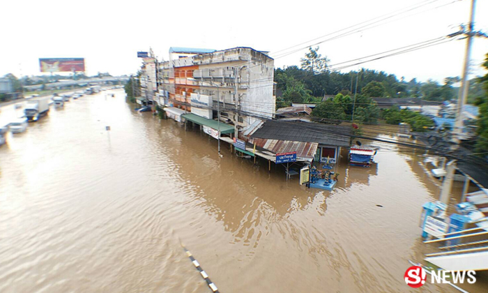 ประมวลภาพน้ำท่วมเมืองเพชรบุรีเข้าขั้นวิกฤต ถ.เพชรเกษมติดสาหัส