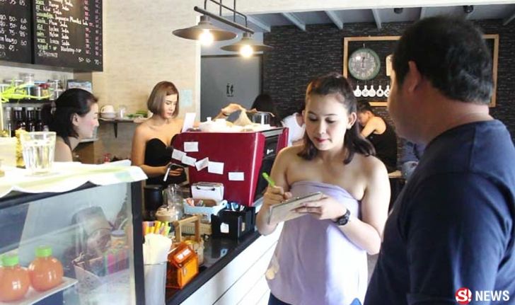 เปิดใจ เจ้าของร้านกาแฟ ดังไม่รู้ตัวคนแห่แชร์ภาพสาวเสิร์ฟสุดอึ๋ม