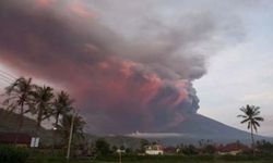 อินโดฯ เตือนภัยขั้นสูงสุด ภูเขาไฟอากุงปะทุ สั่งปิดสนามบิน