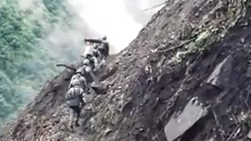 สุดโหด ทหารจีนกับภารกิจข้ามหุบผาสุดอันตรายในยูนนาน