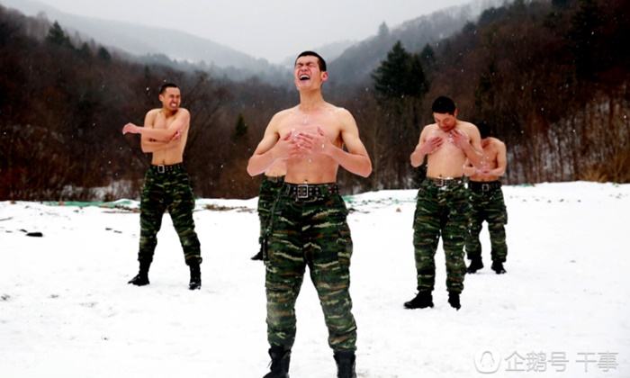 ท้าความหนาว! ทหารจีนถอดเสื้อโชว์แผงอกฝึกกลางหิมะ