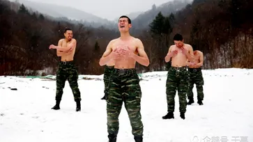 ท้าความหนาว! ทหารจีนถอดเสื้อโชว์แผงอกฝึกกลางหิมะ