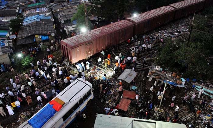 รถไฟบรรทุกสินค้าอินเดียตกราง กระทบขบวนอื่นหยุดชะงัก