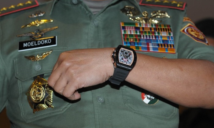 ดราม่า "นาฬิกาหรู" ปมนี้เกิดขึ้นกับ นายพลที่อินโดฯ มาก่อน