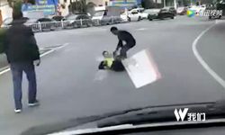 สองชายจีนขับรถผิดกฎ กลับเดือดดาลรุมทำร้ายตำรวจกลางถนน