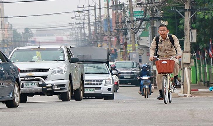 ชื่นชม! ผู้ว่าฯเลย ปั่นจักรยานมาทำงาน เผย ลดปัญหารถติด