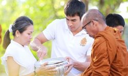 ณเดชน์ ตักบาตรทำบุญพระครั้งใหญ่ สร้างบุญวันเกิดอายุ 26