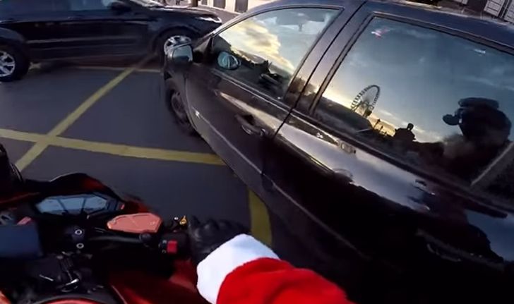 ซานตาครอสนักบิด ขี่รถตามไล่ระทึก สาวขับรถชนคนแล้วหนี