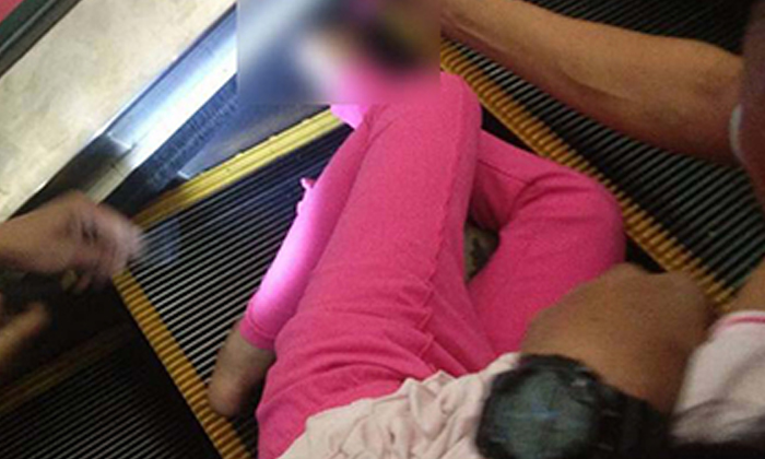 ช่วยระทึก บันไดเลื่อนห้างสรรพสินค้าชื่อดัง หนีบขาเด็กหญิง 5 ขวบ