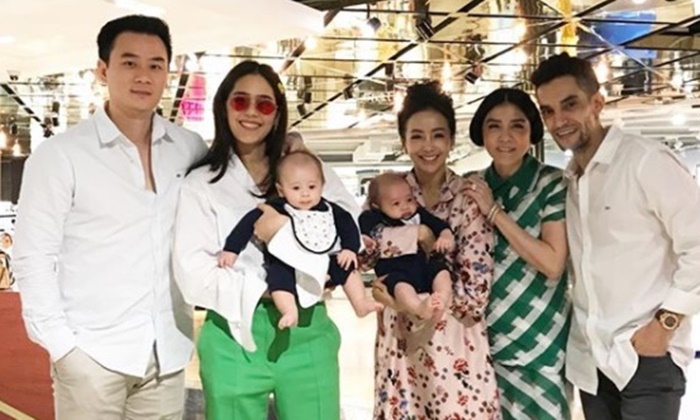 "สายฟ้า พายุ" ในวันรวมญาติ ออกมาฉลองปีใหม่ครั้งแรก