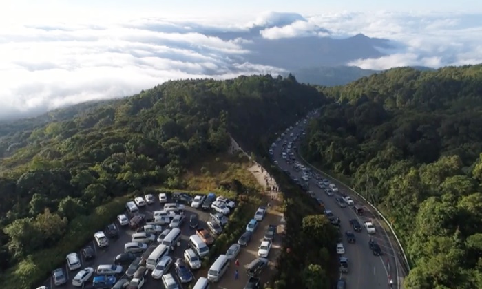 ดอยอินทนนท์วันส่งท้ายปี บรรยากาศคึกคัก ผู้คนแห่สัมผัสความหนาว