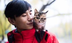 หนุ่มนักส่งของมีคู่หูเป็นลูกแมวจร ชาวเน็ตจีนสงสัยเป็นการตลาด