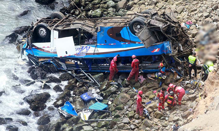 “เปรู” รถบัสชนประสานงารถบรรทุก ร่วงหน้าผาริมทะเล ดับ 36 ศพ