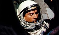 นาซาประกาศ "จอห์น ยัง" นักบินอวกาศในตำนาน เสียชีวิตแล้ว