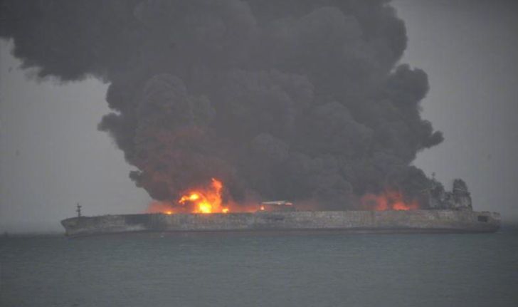 เรือบรรทุกน้ำมันอิหร่าน ชนเรือสินค้าจีนไฟลุกท่วม สูญหาย 32 คน
