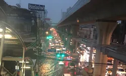 ฝนกระหน่ำรับลมหนาว น้ำท่วมหลายจุดเมืองกรุง รถติดเป็นทางยาว
