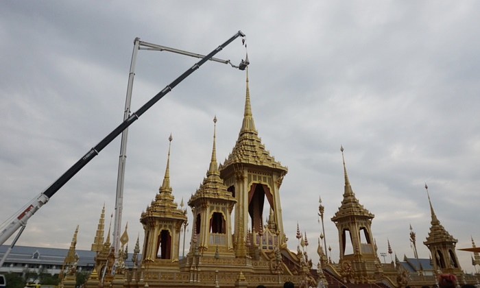 ประมวลภาพรื้อถอนพระเมรุมาศ อัญเชิญ "นพปฎลมหาเศวตฉัตร" ลงจากยอด