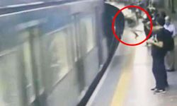 หนุ่มจู่โจมผลักหญิงสาวตกสถานี ตัดหน้ารถไฟเสี้ยววินาที