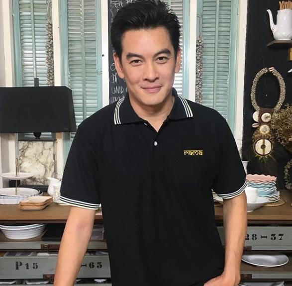 ชาคริต แย้มนาม