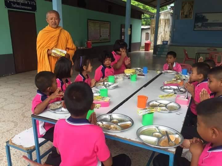 พระซ่อมถนน