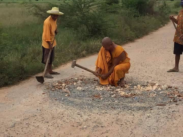 พระซ่อมถนน