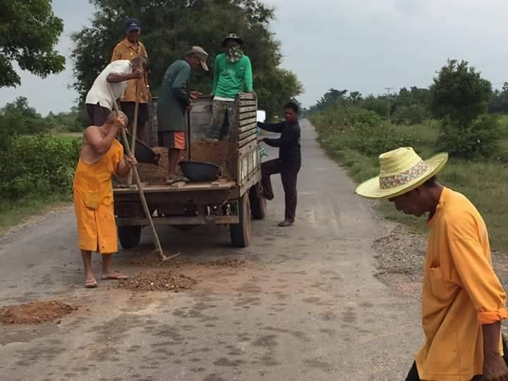 พระซ่อมถนน