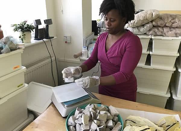 ผู้หญิงกินดิน