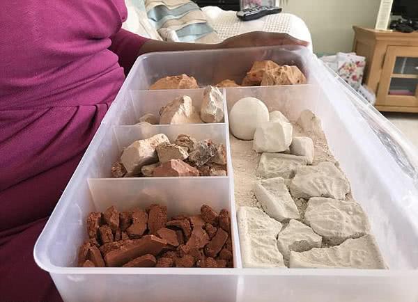 ผู้หญิงกินดิน